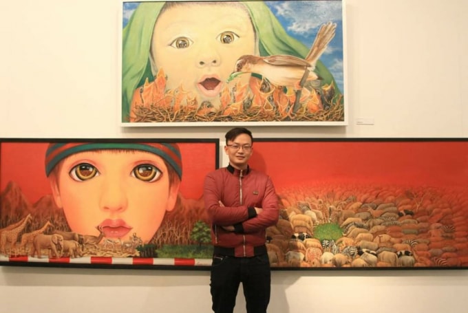 Nguyễn Đinh Duy Quyền bên một số tác phẩm thuộc bộ tranh