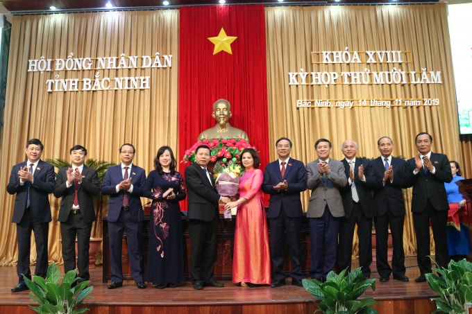 Bà Nguyễn Hương Giang (người được tặng hoa bên phải) giữ chức Chủ tịch Ủy ban nhân dân tỉnh.