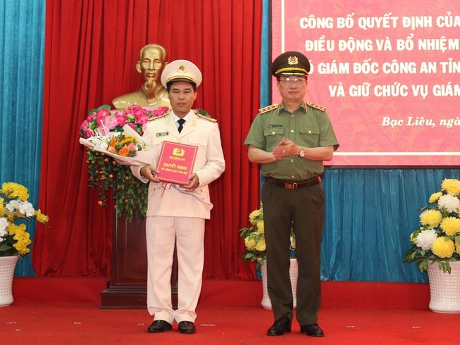 Thượng tướng Nguyễn Văn Thành trao Quyết định và tặng hoa chúc mừng Đại tá Lê Việt Thắng.