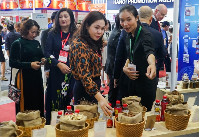 Giới thiệu sản phẩm của Tân Hiệp Phát với khách hàng.