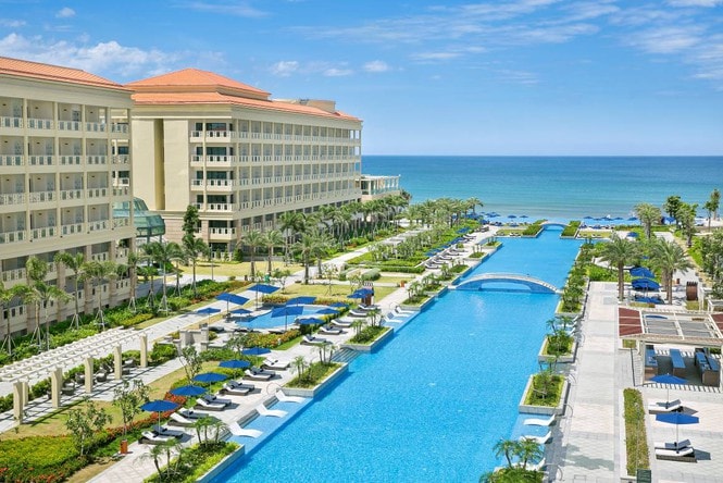 Bể bơi vô cực tuyệt đẹp tại khu nghỉ dưỡng Sheraton Grand Đà Nẵng Resort.