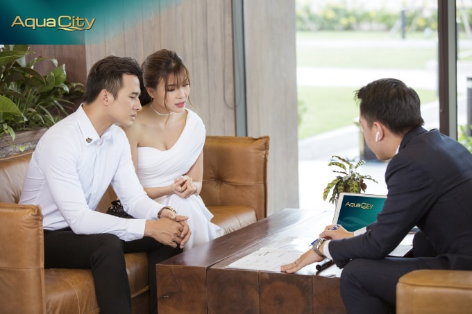 Vợ chồng Thế Thành - Thúy Diễm rất bất ngờ trước không gian xanh với hạ tầng đồng bộ tại khu đô thị sinh thái thông minh Aqua City.