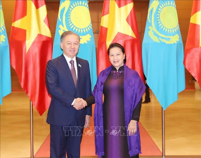 Chủ tịch Quốc hội Nguyễn Thị Kim Ngân và Chủ tịch Hạ viện Kazakhstan Nurlan Nigmatulin tại Lễ đón. Ảnh: TTXVN