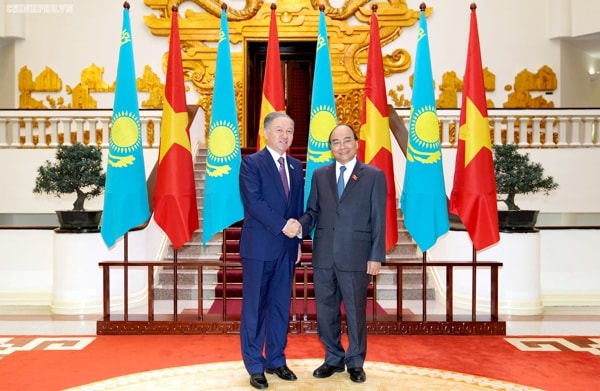 Thủ tướng Nguyễn Xuân Phúc tiếp Chủ tịch Hạ viện Kazakhstan Nurlan Nigmatulin. Ảnh: VGP