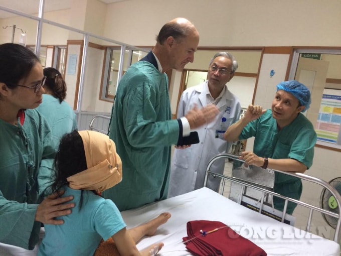 Giáo sư McKinnon đang trao đổi với Giáo sư Phạm Như Hiệp về phương pháp điều trị cho bệnh nhân N.