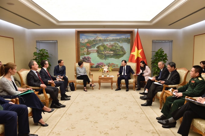 Bà Veronika Veits cho rằng cần nhanh chóng lắp đặt thiết bị giám sát hành trình trên tàu cá, đặc biệt là các tàu lớn, có chiều dài trên 24 m, đồng thời có chế tài nghiêm khắc đối với việc cố tình vi phạm các quy định về việc sử dụng thiết bị định vị. Ảnh: VGP