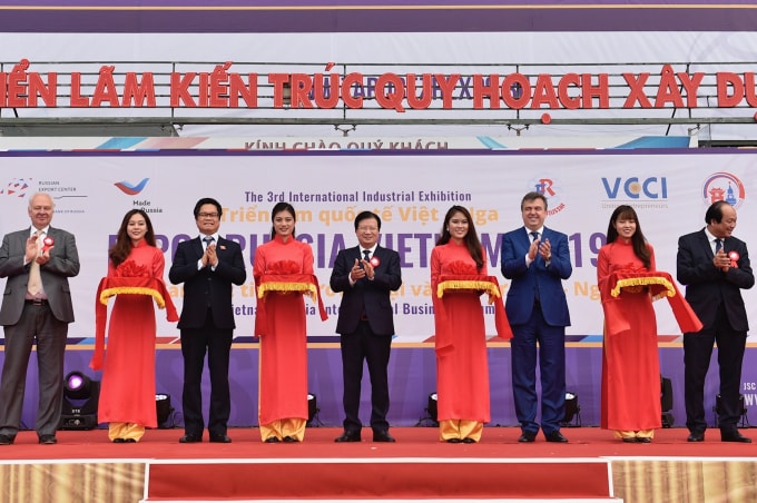 Phó Thủ tướng Trịnh Đình Dũng dự lễ khai mạc triển lãm. Ảnh: VGP