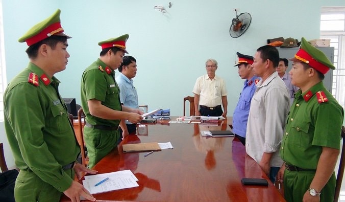 Cơ quan chức năng đọc quyết định tạm giam 4 bị can. (ảnh CA cung cấp)
