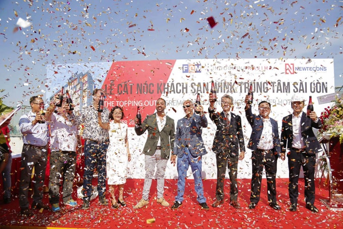 Ban lãnh đạo Indochina Capital, Indochina Kajima, Newtecons, FQM tại lễ cất nóc Wínk Saigon Center Hotel