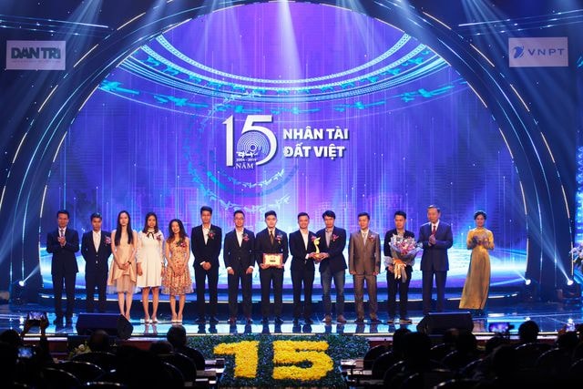 Bộ trưởng Công an Tô Lâm cùng Bộ trưởng Thông tin - Truyền thông Nguyễn Mạnh Hùng trao giải Nhất cho nhóm tác giả.