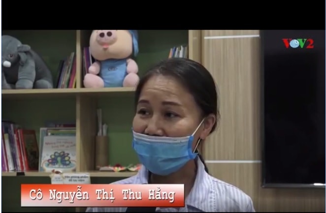 Cô giáo Nguyễn Thị Thu Hằng dù tay chi chít vết tiêm vì xạ trị ung thư vẫn đứng lớp tại lớp học Hy vọng với mong muốn lái một chuyến đò trọn vẹn qua sông- Nhân vật trong tác phẩm 