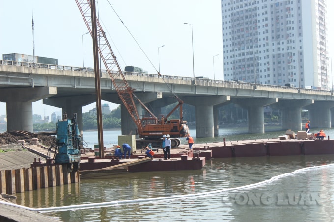 Kết cấu cầu, phần trên sử dụng hệ thống dầm bê tông cốt thép dự ứng lực, bản mặt cầu bê tông cốt thép, mặt cầu bằng bê tông nhựa cùng hệ thống vỉa hè