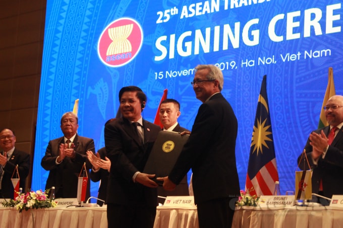 Bộ trưởng Nguyễn Văn Thể trao 02 Nghị định thư cho Phó tổng thư ký ASEAN