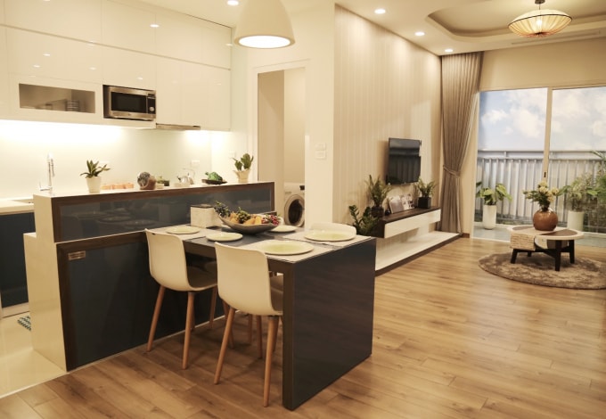 Một phần không gian phòng khách và phòng bếp tại Anland Premium.