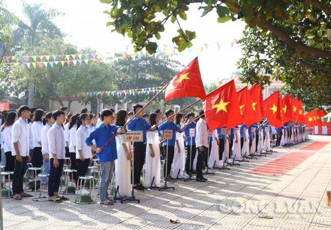 Trải qua bao thăng trầm, thầy và trò trường THPT Trung Nghĩa luôn cố gắng từng ngày để phát triển vươn xa. (ảnh: Đức Thọ).