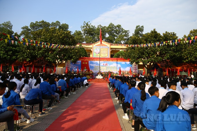 Toàn cảnh thầy và trò trường THPT Trung Nghĩa đón Bằng công nhận Trường chuẩn Quốc gia. (ảnh: Đức Thọ)