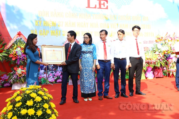 Bà Nguyễn Thị Thu Huyền, Phó GĐ Sở GD & ĐT Phú Thọ trao bằng công nhận trường đạt chuẩn quốc gia cho ban giám hiệu trường THPT Trung Nghĩa. (ảnh: Đức Thọ)