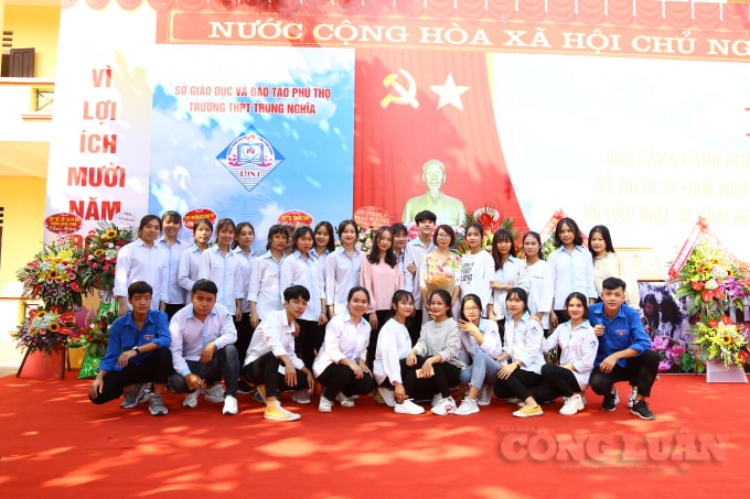 Niềm vui của thầy và trò trường THPT Trung Nghĩa trong ngày đón nhận bằng trường đạt chuẩn quốc gia. (ảnh: Đức Thọ).