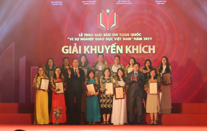 Nhóm tác giả đạt giải Khuyến khích.