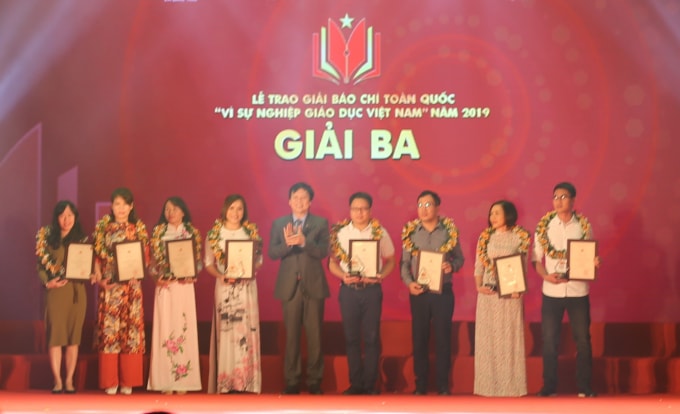 Nhóm tác giả đạt giải Ba.