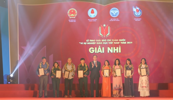 Nhóm tác giả đạt giải Nhì.