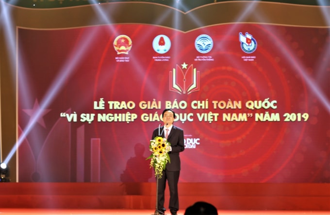 Bộ trưởng Bộ GD&ĐT Phùng Xuân Nhạ phát biểu tại Lễ trao giải.