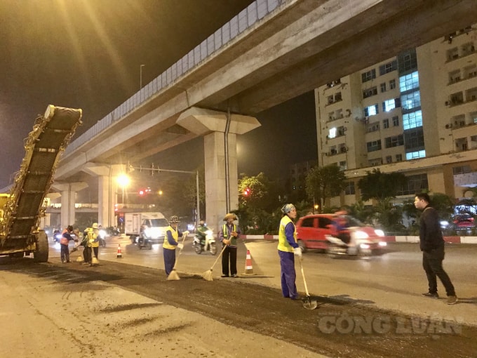 Lượng phương tiện lưu thông rất lớn ngay cả vào khung giờ muộn trên tuyến Nguyễn Trãi, Trần Phú, Quang Trung cũng ảnh hưởng không nhỏ đến công tác thi công, sửa chữa