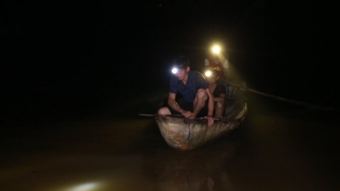 Hình ảnh những người thầy ngày dạy học tối bắt cá nuôi học sinh do phóng viên báo Lao động ghi lại đã từng gây xúc động mạnh với nhiều người.