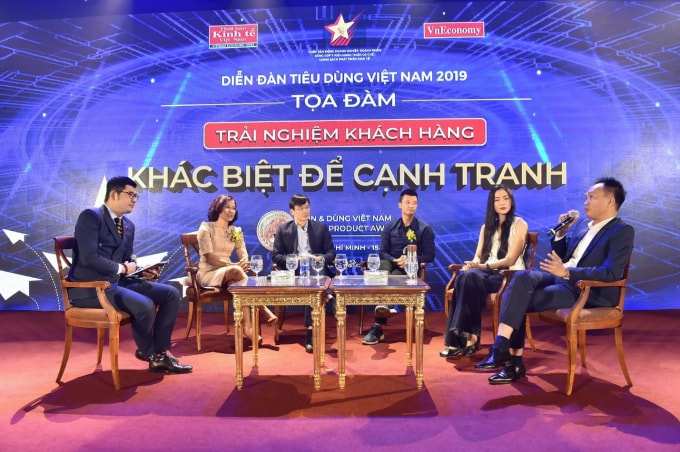 Đại diện Bamboo Airways (thứ 2 từ bên trái sang) trong buổi tọa đàm “Khác biệt để cạnh tranh”