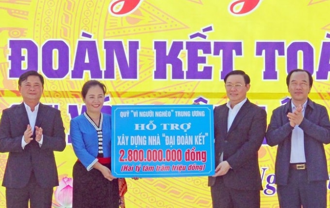 Phó Thủ tướng Vương Đình Huệ và đại diện lãnh đạo Ủy ban Trung ương MTTQ Việt Nam trao tặng 2,8 tỷ đồng hỗ trợ xây dựng 70 nhà ở cho hộ nghèo toàn tỉnh Nghệ An. Ảnh: VGP