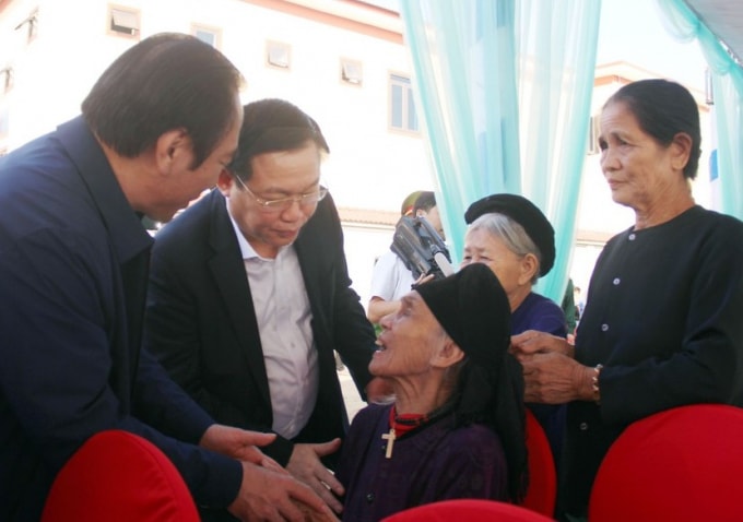 Phó Thủ tướng Vương Đình Huệ thăm hỏi bà con bàn xóm Tân Lập 1. Ảnh: VGP