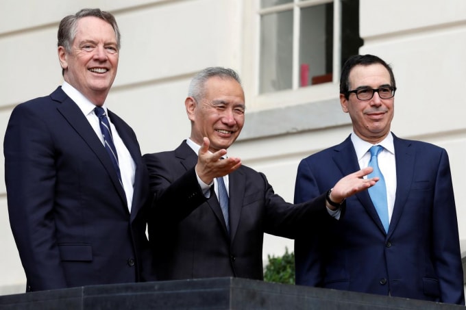 Phó Thủ tướng Trung Quốc Lưu Hạc (giữa) và đại diện thương mại Mỹ Robert Lighthizer (trái) cùng Bộ trưởng Tài chính Mỹ Steven Mnuchin. Ảnh: Reuters