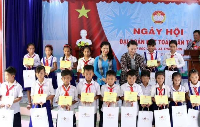 Chủ tịch Quốc hội tặng quà cho 100 em học sinh nghèo vượt khó tại huyện Trà Cú, tỉnh Trà Vinh. Ảnh: Lê Tuyết.