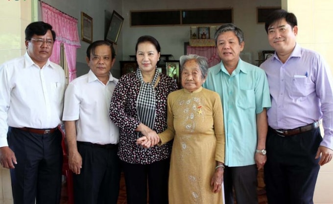 Chủ tịch Quốc hội thăm và tặng quà Mẹ Việt Nam anh hùng Lê Thị Tới tại huyện Trà Cú, tỉnh Trà Vinh. Ảnh: Lê Tuyết.