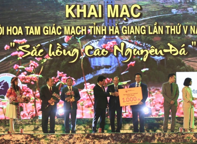 Đại diện Tập đoàn T&T Group đã trao tặng tỉnh Hà Giang 1.000 căn nhà tình nghĩa cho người nghèo, người có công của tỉnh