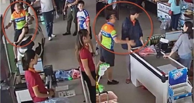Trung úy Nguyễn Xô Việt ném xúc xích, tát nhân viên trạm dừng nghỉ cao tốc. Ảnh Clip.
