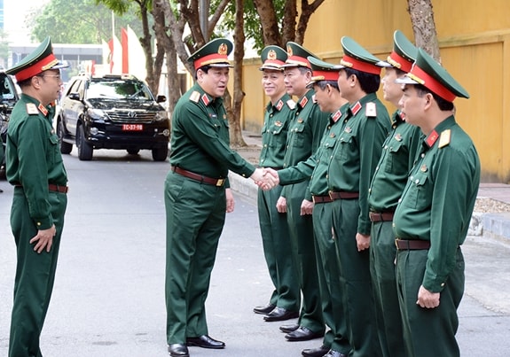 Đại tướng Lương Cường thăm và làm việc với Học viện Kỹ thuật quân sự. Ảnh: BQP.