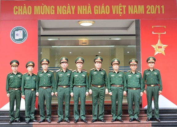Đại tướng Lương Cường với lãnh đạo, chỉ huy Học viện Kỹ thuật quân sự. Ảnh: BQP.