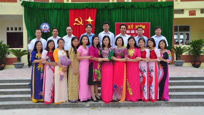 Tập thể CBGV, NV Trường THCS Khuyến Nông.