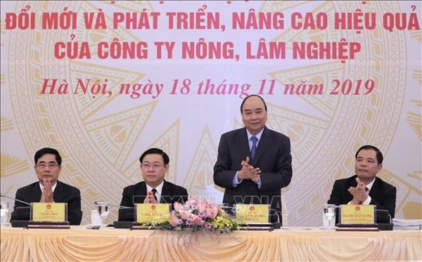 Thủ tướng Nguyễn Xuân Phúc, Phó Thủ tướng Vương Đình Huệ, Bộ trưởng Bộ Nông nghiệp và PTNT Nguyễn Xuân Cường, Phó Trưởng Ban Kinh tế Trung ương Cao Đức Phát điều hành hội nghị. Ảnh: TTXVN