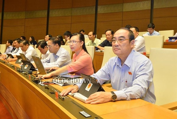 Các đại biểu bấm nút thông qua Nghị quyết. Ảnh: Trung tâm Báo chí Quốc hội