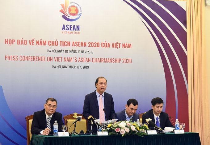 Thứ trưởng Bộ Ngoại giao Nguyễn Quốc Dũng chủ trì Họp báo về Năm Chủ tịch ASEAN 2020 của Việt Nam. Ảnh: VGP