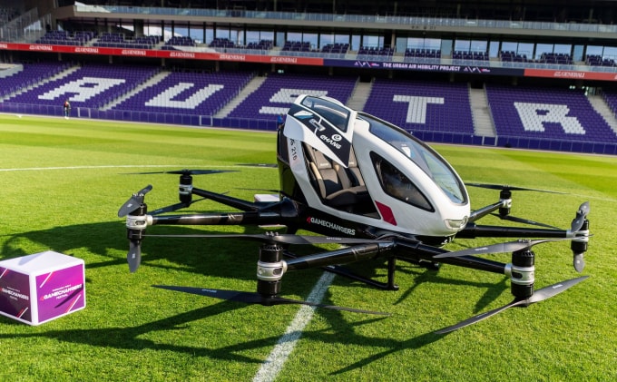 Một mẫu drone khổng lồ do Ehang phát triển. Ảnh: The Verge