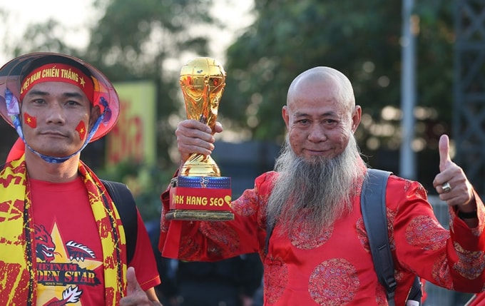 Thậm chí người hâm mộ còn mang cả mô hình chiếc cúp world cup tới sân cổ vũ