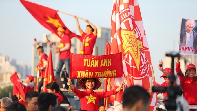 Nhiều người hâm mộ đội tuyển Việt Nam có mặt từ rất sớm để cổ vũ, tiếp thêm tinh thần cho các tuyển thủ