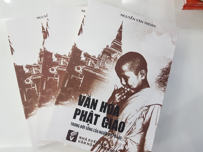 Ảnh bìa cuốn sách Văn hóa Phật giáo trong đời sống của người Việt ở Lào.