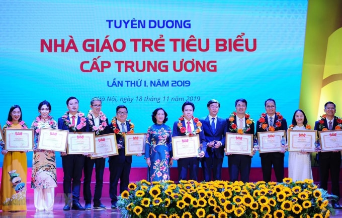 Trưởng Ban Dân vận Trung ương Trương Thị Mai và Bí thư thứ nhất Trung ương Đoàn, Chủ tịch Trung ương Hội Liên hiệp thanh niên Việt Nam Lê Quốc Phong trao Bằng khen cho các nhà giáo trẻ tiêu biểu. Ảnh: TTXVN
