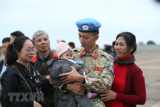 Đại úy Nguyễn Văn Quỳnh chia tay người thân tại sân bay quốc tế Nội Bài (Hà Nội), lên đường thực hiện nhiệm vụ gìn giữ hòa bình tại Nam Sudan. Ảnh: TTXVN