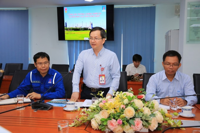 Phó Tổng giám đốc BSR Khương Lê Thành báo cáo với đoàn công tác