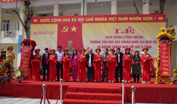 Cắt băng khánh thành khu nhà lớp học trường tiểu học Xuân Lập.